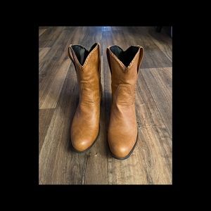 New, never worn.  Size 8 (fits more like an 8.5).